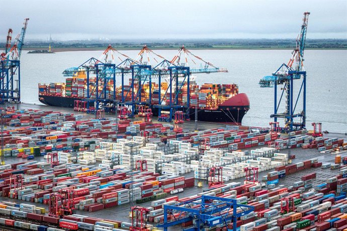 Archivo - FILED - 14 October 2025, Bremen, Bremerhaven: An aerial photo of a container ships in port. German exports to the United States grew for the first time in six months in September, official figures showed on Friday, in a sign that trading is adju