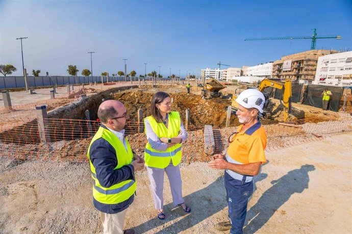 La alcaldesa de San Fernando, Patricia Cavada, en las obras de la nueva piscina municipal.