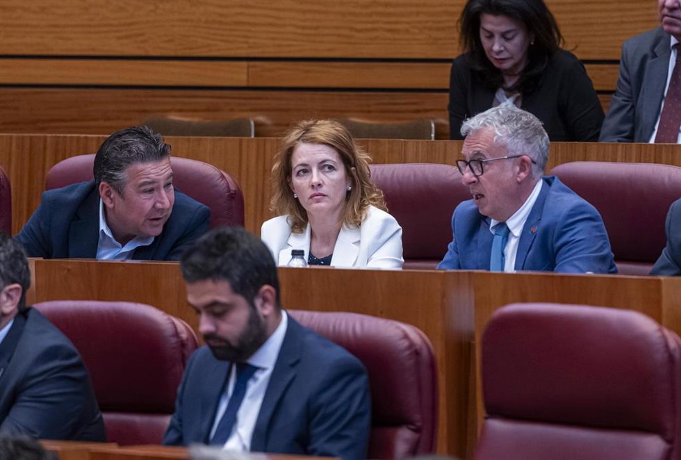 El procurador de Soria ¡Ya!, Ángel Ceña, en su escaño en un momento del debate de investidura celebrado este martes