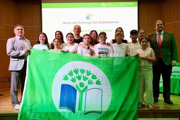 El CEIP Carmen de Burgos, de Cabra, en reconocido con la Bandera Verde.