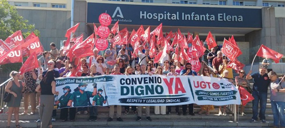 Concentración de trabajadores de la limpieza a las puertas del Hospital Infanta Elena de Huelva.