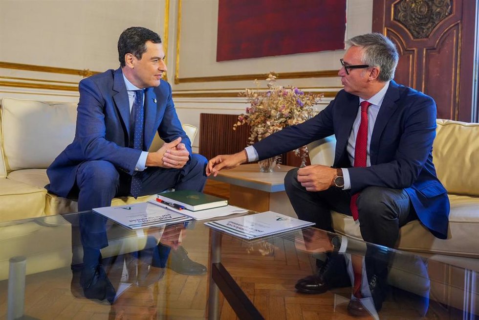 Archivo -  Juanma Moreno y Manuel Gavira (d), durante una reunión el 23 de septiembre de 2024, en Sevilla 