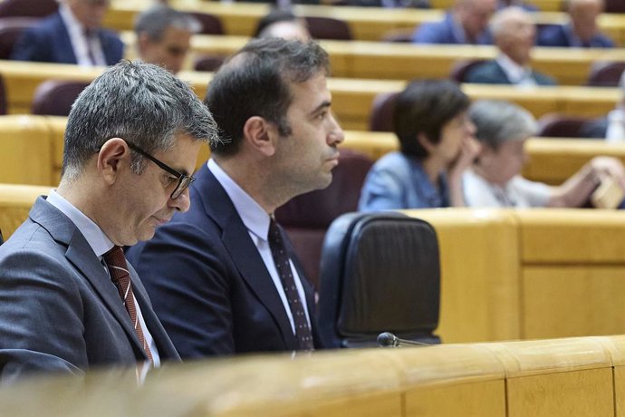 Félix Bolaños,  Ministro de la Presidencia, Justicia y Relaciones con las Cortes, y Carlos Cuerpo, Vicepresidente primero y ministro de Economía, Comercio y Empresa, durante una sesión de control al Gobierno, en el Senado, a 9 de junio de 2026.