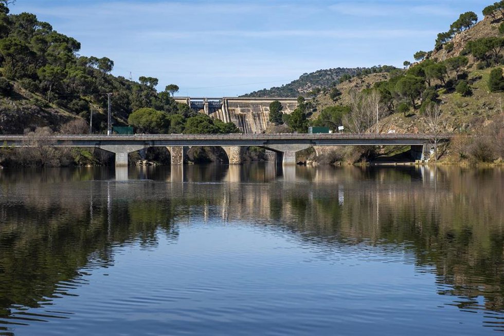 Archivo - Embalse de Picadas y presa de San Juan, a 22 de febrero de 2026, en Pelayos de la Presa, Madrid (España).