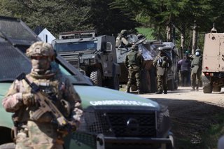 Tirua, 12 de septiembre 2024 En el sector La Campana un allanamiento dejo a una persona muerta y a un detective herido ademas de 7 detenidos en un operativo relacionado con la organizacion Weichan Auka Mapu. Carlos Acuna/Aton Chile