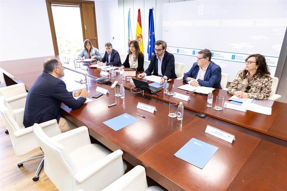 El conselleiro de Presidencia, Xustiza e Deportes, Diego Calvo, se ha reunido este martes con el vicepresidente primero de la Fegamp, el alcalde de Poio Ángel Moldes (PP), para abordar las aportaciones al anteproyecto de la Ley de Administración Local