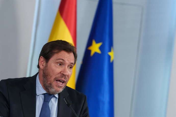 Archivo - El ministro de Transportes y Movilidad Sostenible, Óscar Puente, durante la rueda de prensa tras el consejo de Ministros, a 14 de abril de 2026, en Madrid (España). 