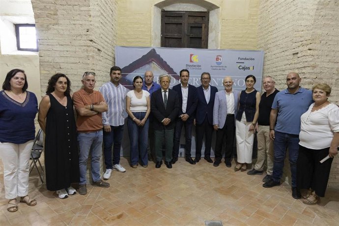 El presidente de la Diputación de Córdoba, Salvador Fuentes (séptimo por la izda.), en la foto de familia en el acto de firma para la puesta en marcha del Museo Cervantino en el Pósito de Castro del Río.