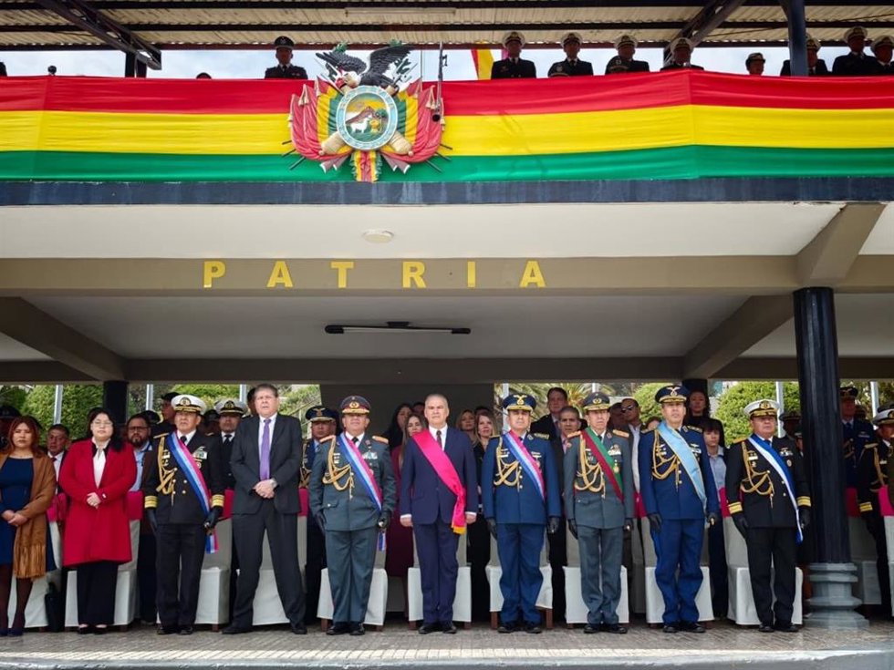 En el centro de la imagen, el ministro de Defensa de Bolivia, Ernesto Justiniano