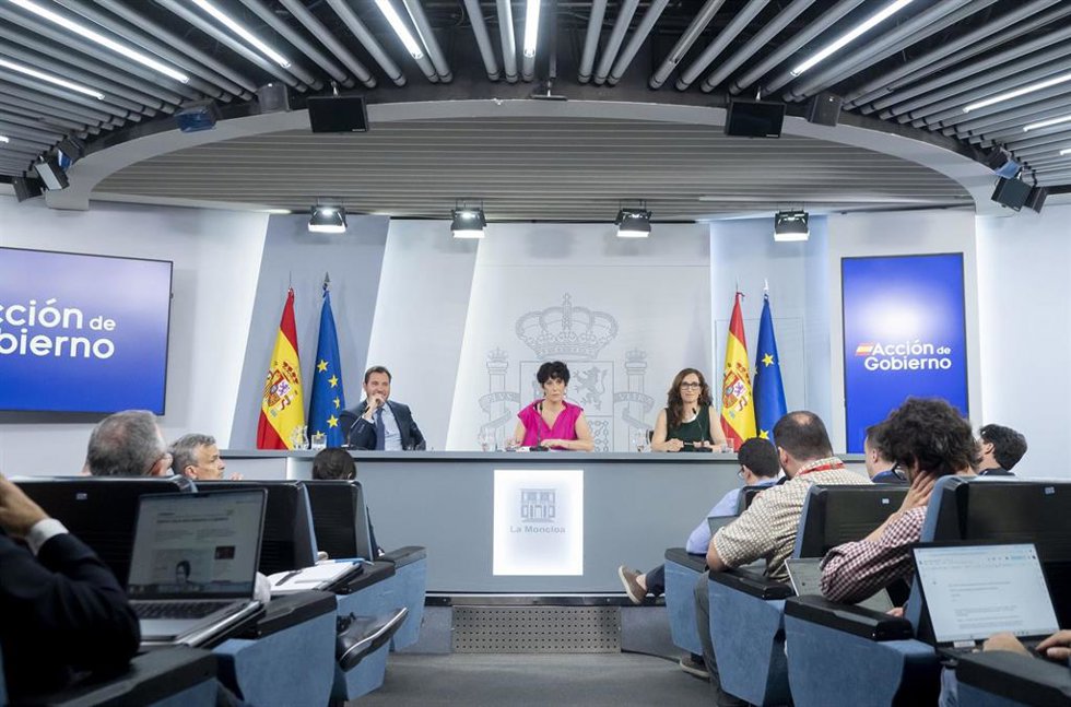 La ministra de Inclusión, Seguridad Social y Migraciones y portavoz del Gobierno, Elma Saiz, el ministro de Transportes y Movilidad Sostenible, Óscar Puente, y la ministra de Sanidad, Mónica García.