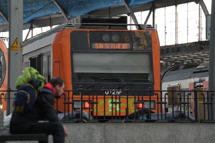 Archivo - Trenes sin servicio en la Estación de Francia de Barcelona
