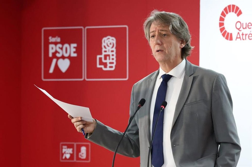 El secretario general del PSOE de Castilla y León, Carlos Martínez durante una rueda de prensa. 