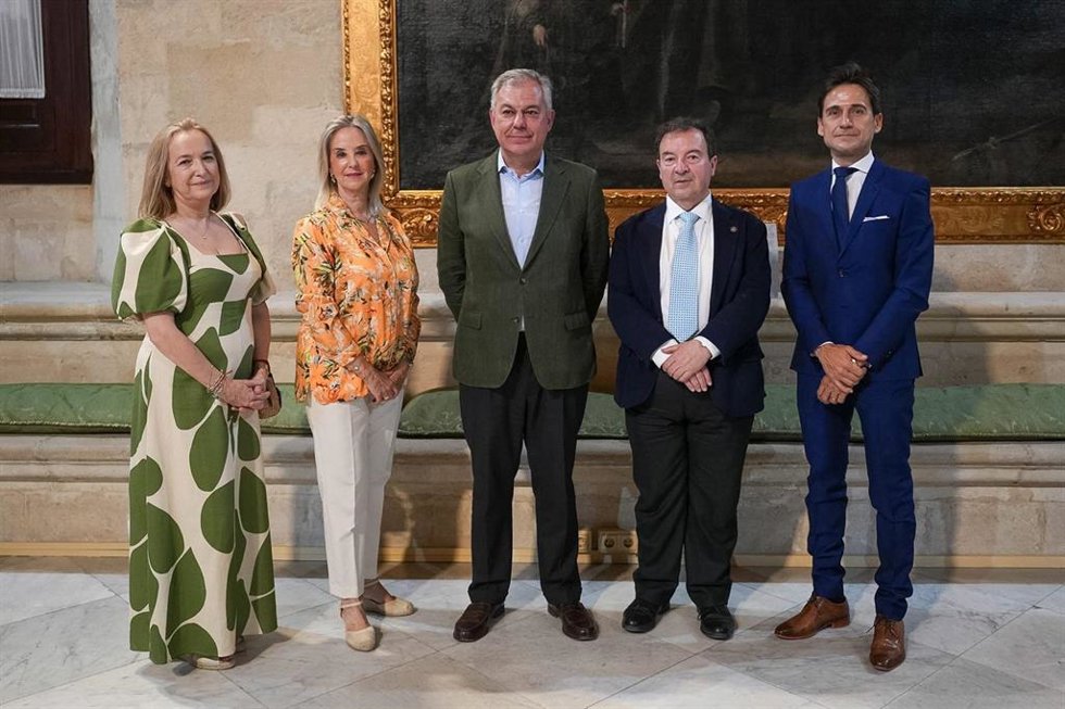 El alcalde de Sevilla, José Luis Sanz, y la fiscal superior de Andalucía, Ceuta y Melilla, Ana Tárrago Ruiz, en el acto de la firma del acuerdo.