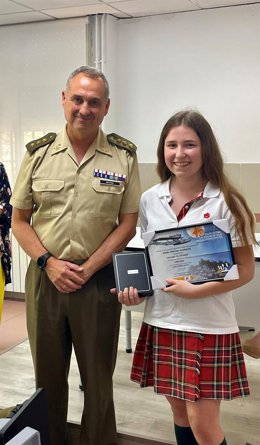El coronel Ortega con la alumna ganadora del certamen literario escolar.