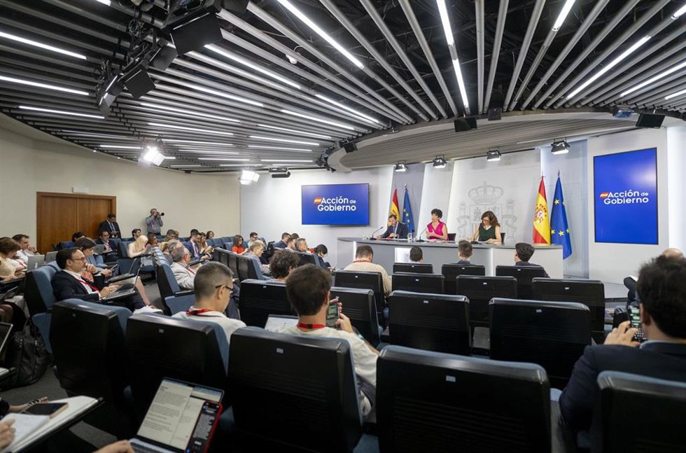 La ministra de Inclusión, Seguridad Social y Migraciones y portavoz del Gobierno, Elma Saiz, el ministro de Transportes y Movilidad Sostenible, Óscar Puente, y la ministra de Sanidad, Mónica García.