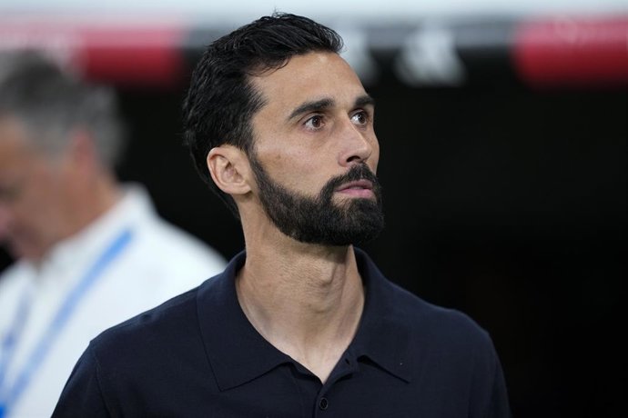 Álvaro Arbeloa, técnico do Real Madrid, observa durante a partida de futebol da Liga Espanhola, LaLiga EA Sports, disputada entre o Real Madrid e o Athletic Club no Estádio Bernabéu, em 23 de maio de 2026, em Madri, Espanha.