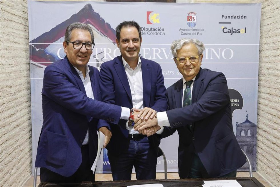 El presidente de la Fundación Cajasol, Antonio Pulido; el alcalde de Castro del Río, Julio Criado; y el presidente de la Diputación de Córdoba, Salvador Fuentes, durante el acto de compromiso de colaboración.