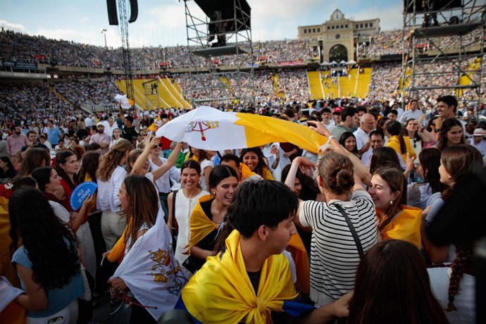 Ambiente previo a la vigilia de oración con el Papa León XIV, en el Estadio Olímpico Lluís Companys, a 9 de junio de 2026, en Barcelona, Catalunya (España). Esta vigilia es uno de los actos más destacados durante la estancia del Pontífice en la ciudad con