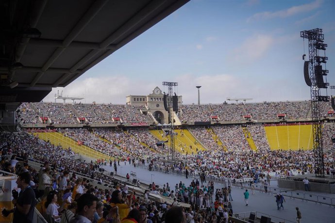 Ambiente previo a la vigilia de oración con el Papa León XIV, en el Estadio Olímpico Lluís Companys, en Barcelona.