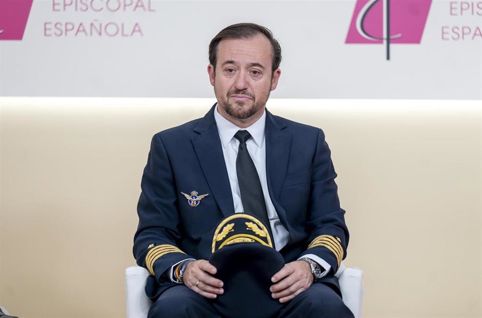 El Comandante de Iberia que conducirá el avión del Papa de Madrid a Barcelona, Pablo Martínez Núñez, durante la rueda de prensa previa al comienzo de la visita pontificia, en la sede de la Conferencia Episcopal Española, a 26 de mayo de 2026, en Madrid (E