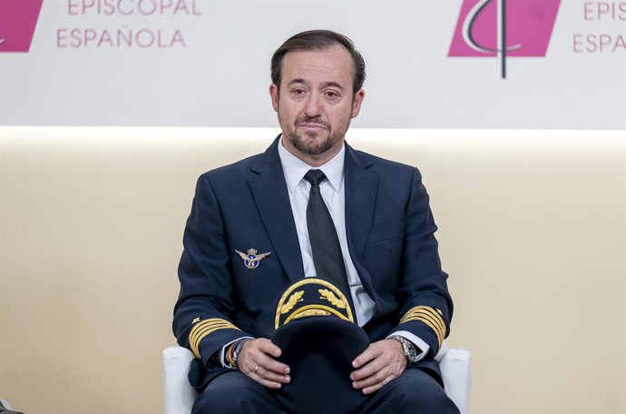 El Comandante de Iberia que conducirá el avión del Papa de Madrid a Barcelona, Pablo Martínez Núñez, durante la rueda de prensa previa al comienzo de la visita pontificia, en la sede de la Conferencia Episcopal Española, a 26 de mayo de 2026, en Madrid (E