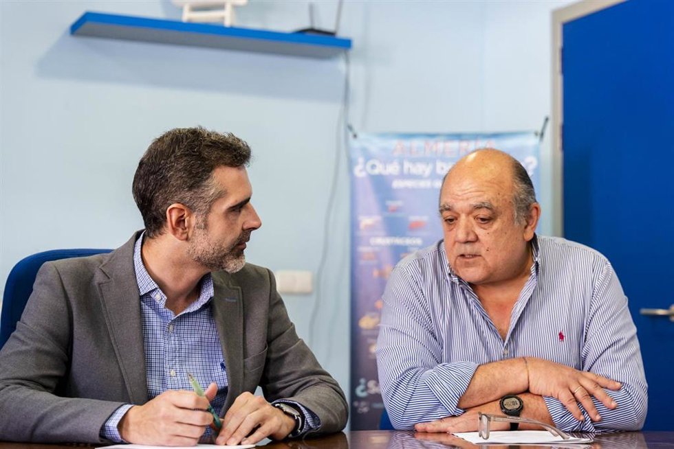 Archivo - El consejero de Agricultura, Pesca, Agua y Desarrollo Rural de la Junta de Andalucía, Ramón Fernández-Pacheco (i), mantiene un encuentro con la Federación Andaluza de Asociaciones Pesqueras (Faape). Imagen de archivo.