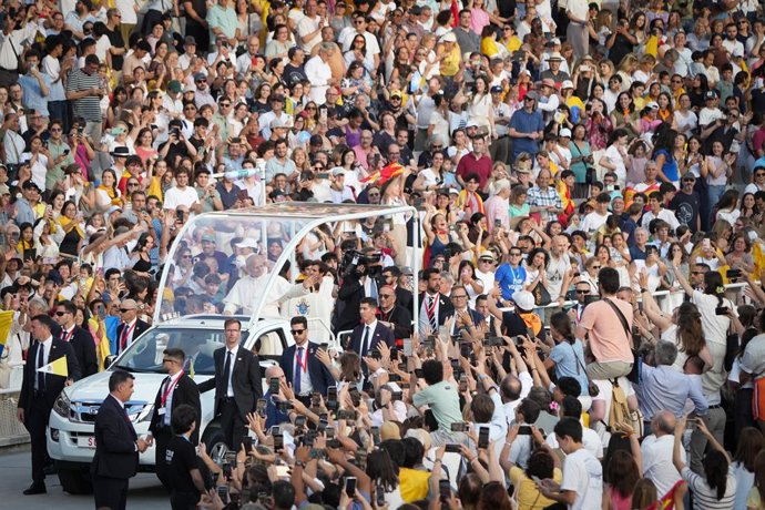 El Papa León XIV a su llegada a la vigilia de oración, en el Estadio Olímpico Lluís Companys, a 9 de junio de 2026, en Barcelona, Catalunya (España). Esta vigilia es uno de los actos más destacados durante la estancia del Pontífice en la ciudad condal y s