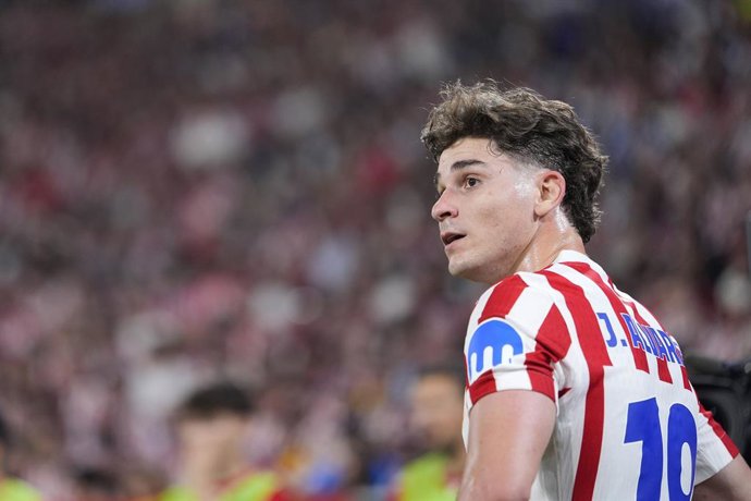 Archivo - Arquivo - Julián Álvarez, do Atlético de Madrid, observa durante a final da Copa del Rey, disputada entre o Atlético de Madrid e a Real Sociedad no estádio La Cartuja, em 18 de abril de 2026, em Sevilha, Espanha.