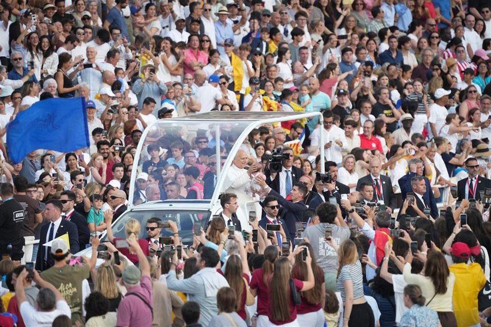 El Papa León XIV a su llegada a la vigilia de oración, en el Estadio Olímpico Lluís Companys, a 9 de junio de 2026, en Barcelona, Catalunya (España).