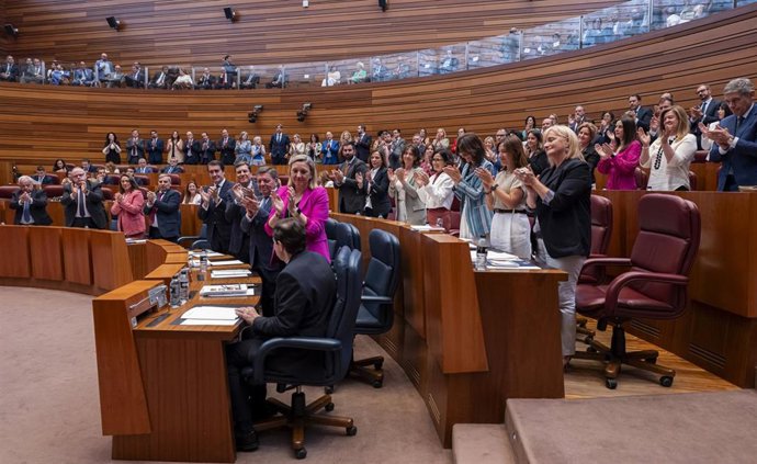 La bancada del PP aplaude a Fernández Mañueco en el pleno del debate de investidura