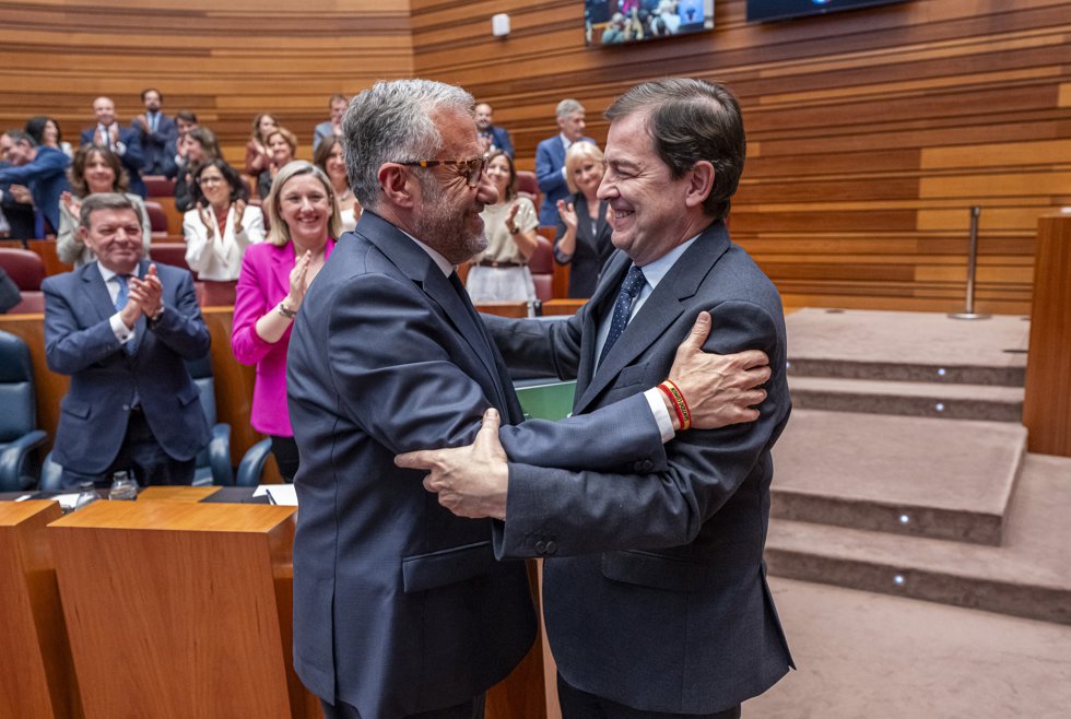 El presidente de la Junta de Castilla y León, Alfonso Fernández Mañueco (d), es felicitado por el vicepresidente de la Junta de Castilla y León, Carlos Pollán, tras ser investido para un tercer mandato, en las Cortes de Castilla y León, en las Cortes de 