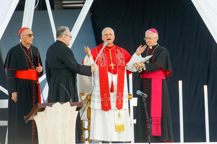 El Papa León XIV (2d) durante la vigilia de oración, en el Estadio Olímpico Lluís Companys, a 9 de junio de 2026, en Barcelona, Catalunya (España). Esta vigilia es uno de los actos más destacados durante la estancia del Pontífice en la ciudad condal y se 