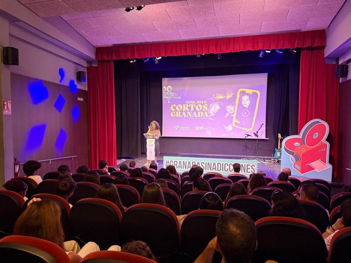 La diputada de Bienestar Social y Familia, Elena Duque, durante su intervención en la entrega de premios de la quinta edición del Festival Joven de Cortos Granada Sin Adicciones.