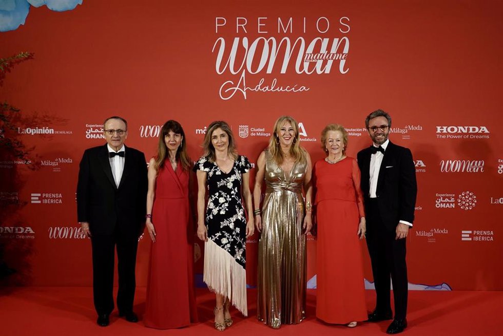 La consejera de Economía, Hacienda, Fondos Europeos y Diálogo Social, y portavoz del Gobierno de la Junta de Andalucía en funciones, Carolina España preside la foto de familia en los II Premios Woman Andalucía. 