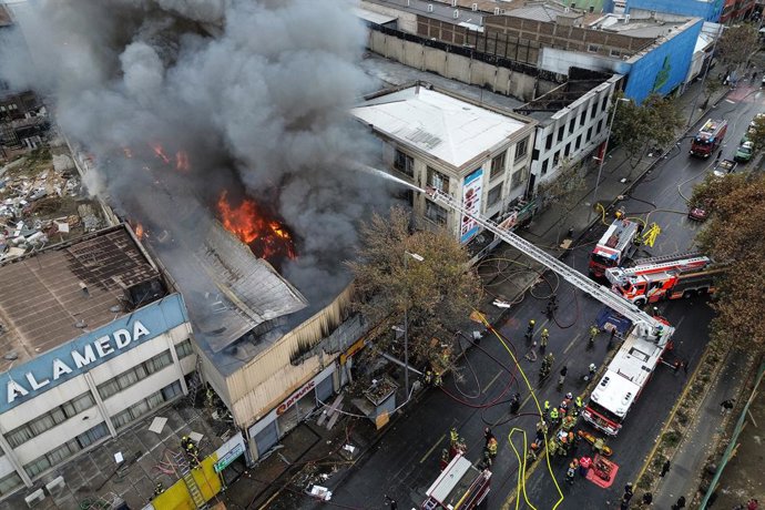 Santiago, 9 de junio de 2026.  Incendio afecta a locales comerciales ubicados en Alameda entre Chacabuco y Maipu en la comuna de Santiago, bomberos trabaja en el lugar  Diego Martin/Aton Chile
