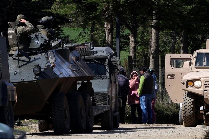 Tirua, 12 de septiembre 2024 En el sector La Campana un allanamiento dejo a una persona muerta y a un detective herido ademas de 7 detenidos en un operativo relacionado con la organizacion Weichan Auka Mapu. Carlos Acuna/Aton Chile