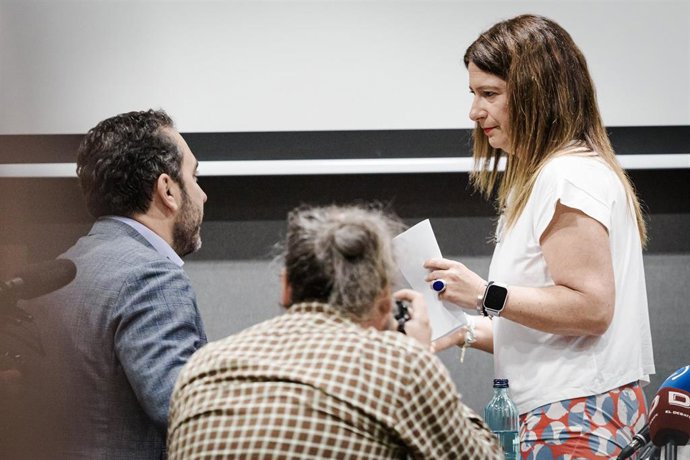 Archivo - El empresario Víctor de Aldama y la exmilitante socialista Leire Díez, durante una rueda de prensa en el Hotel Novotel, el 4 de junio de 2025