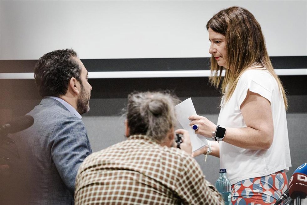 Archivo - El empresario Víctor de Aldama y la exmilitante socialista Leire Díez, durante una rueda de prensa en el Hotel Novotel, el 4 de junio de 2025