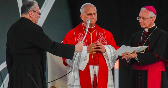 El Papa León XIV (2d) durante la vigilia de oración, en el Estadio Olímpico Lluís Companys, a 9 de junio de 2026, en Barcelona, Catalunya (España).