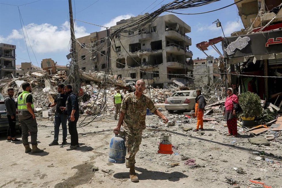 Un militar libanés transporta una bombona de gas en las inmediaciones del hospital Yabal Amel en Tiro, tras bombardeos de Israel