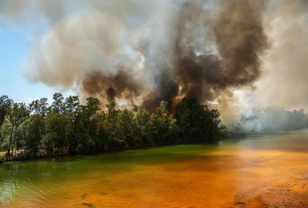 Columna de humo provocada por el incendio que se originó este lunes en un paraje de Villanueva de los Castillejos. 