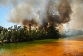 Columna de humo provocada por el incendio que se originó este lunes en un paraje de Villanueva de los Castillejos. A 9 de junio de 2026 en San Bartolomé de la Torre , Huelva (Andalucía, España).  Un total de 22 medios aéreos se irán incorporando paulatina