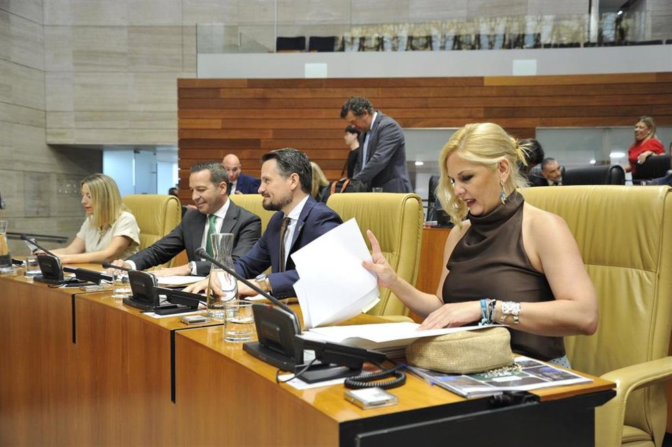 La consejera de Hacienda, Administración Pública y Diálogo Social, Elena Manzano, revisa sus documentos junto a los dos viceperesidentes y la jefa del Ejecutivo regional.