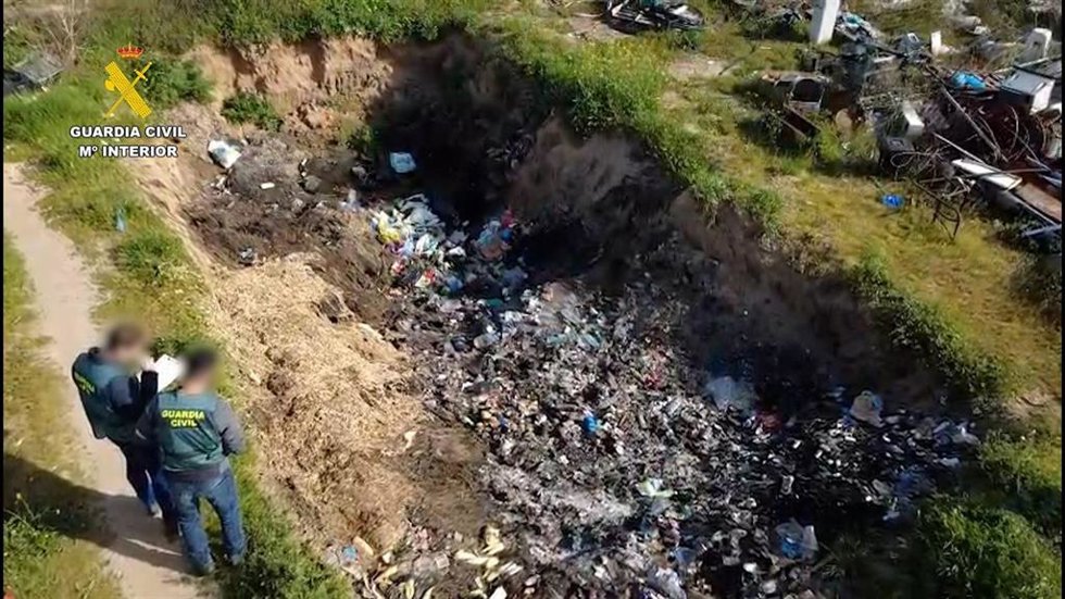 La Guardia Civil investiga al responsable de una explotación hortícola en Toledo por presuntos delitos contra la salud pública y el medio ambiente.