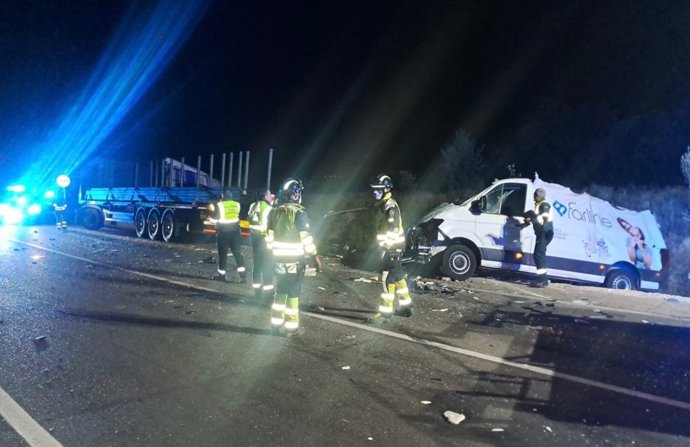 Colisión frontal entre un camión y una furgoneta en Peñafiel (Valladolid)