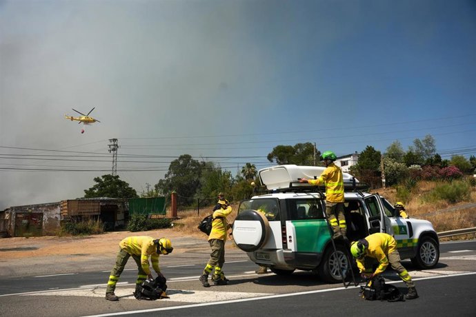 Operativos del Infoca trabaja en la zona del puente del río Odiel, en el término de Gibraleón (Huelva), dentro de las labores de extinción del incendio en un paraje de Villanueva de los Castillejos. A 9 de junio de 2026 en San Bartolomé de la Torre 