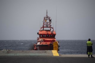 Archivo - Salvamento Marítimo rescata un nuevo cayuco con 51 migrantes procedentes de Senegal, en el puerto de La Restinga, a 26 de agosto de 2024, en El Hierro, Canarias (España). Salvamento Marítimo ha rescatado en la mañana de hoy un cayuco procedente 