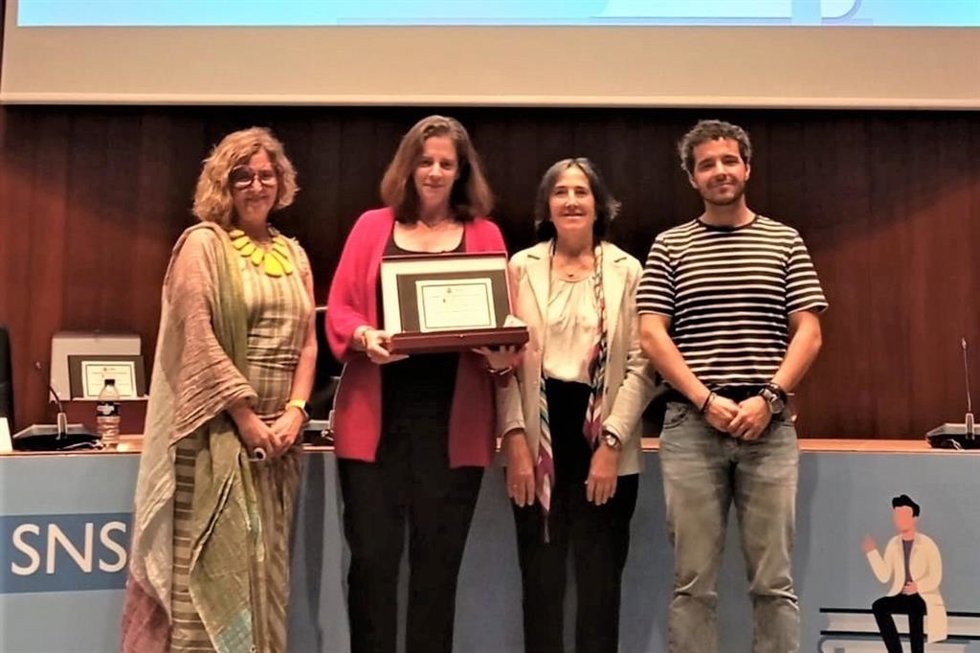 Eli Burillo y María Chueca del HUN, en el centro de la imagen, recogieron el reconocimiento del Ministerio de Sanidad.
