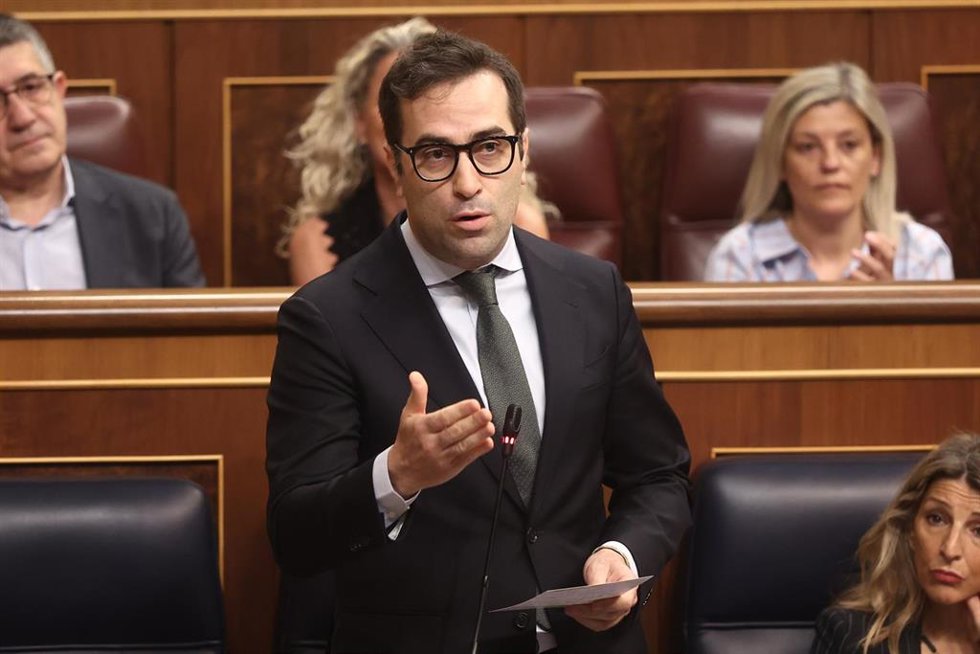 El vicepresidente primero del Gobierno y ministro de Economía, Carlos Cuerpo, interviene durante una sesión plenaria en el Congreso de los Diputados, a 27 de mayo de 2026, en Madrid (España).