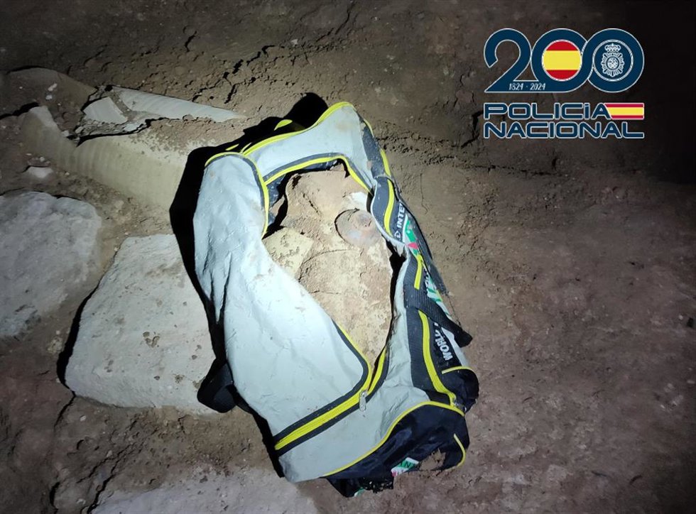 Bolsa de deporte con el ánfora que pretendían robar